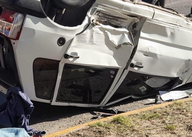 Impresionante accidente y vuelco en calle Antártida Argentina en barrio San Martin
