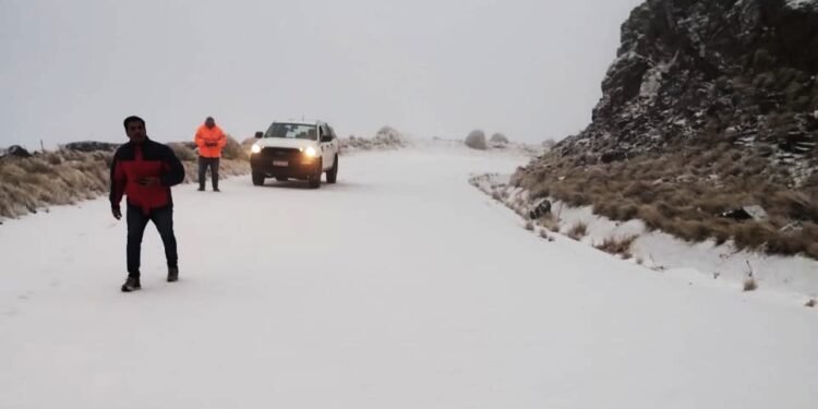 Vialidad Provincial mantiene cortes preventivos en rutas serranas por las fuertes nevadas