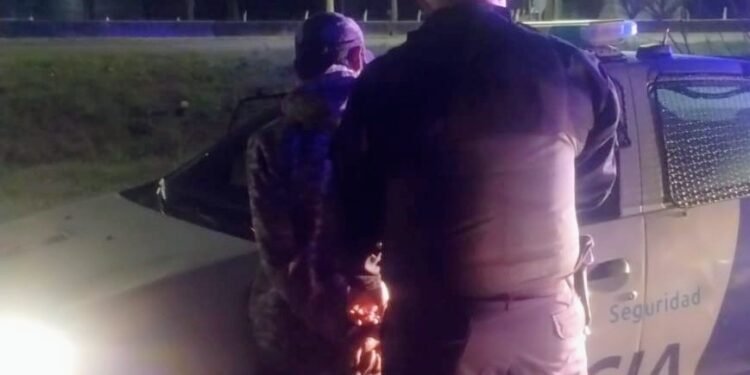 Demoraron a un hombre que tenía pedido de captura por una causa de robo