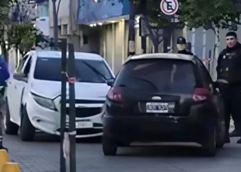 A contramano por Colón, a las siete de la mañana, causó un accidente