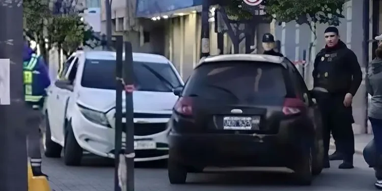 A contramano por Colón, a las siete de la mañana, causó un accidente