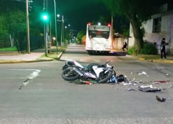 Un joven resultó herido luego de un choque entre una motocicleta y un colectivo