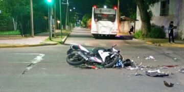 Un joven resultó herido luego de un choque entre una motocicleta y un colectivo