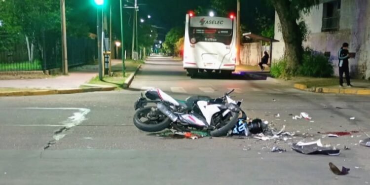 Un joven resultó herido luego de un choque entre una motocicleta y un colectivo
