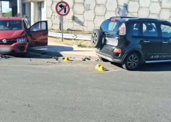 Dos personas resultaron heridas tras el choque entre dos automóviles
