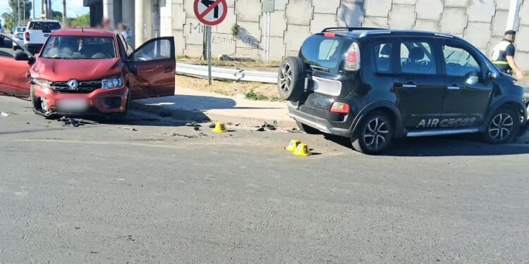 Dos personas resultaron heridas tras el choque entre dos automóviles