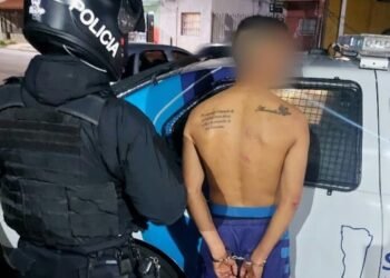 Demoraron a dos hombres que provocaron un disturbio en la vía pública y agredieron a efectivos policiales