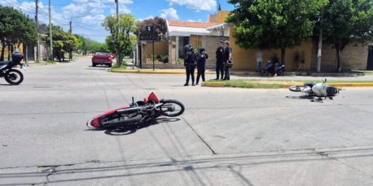 Una mujer y un adolescente resultaron heridos tras el choque de dos motocicletas