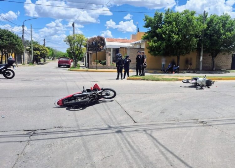 Una mujer y un adolescente resultaron heridos tras el choque de dos motocicletas